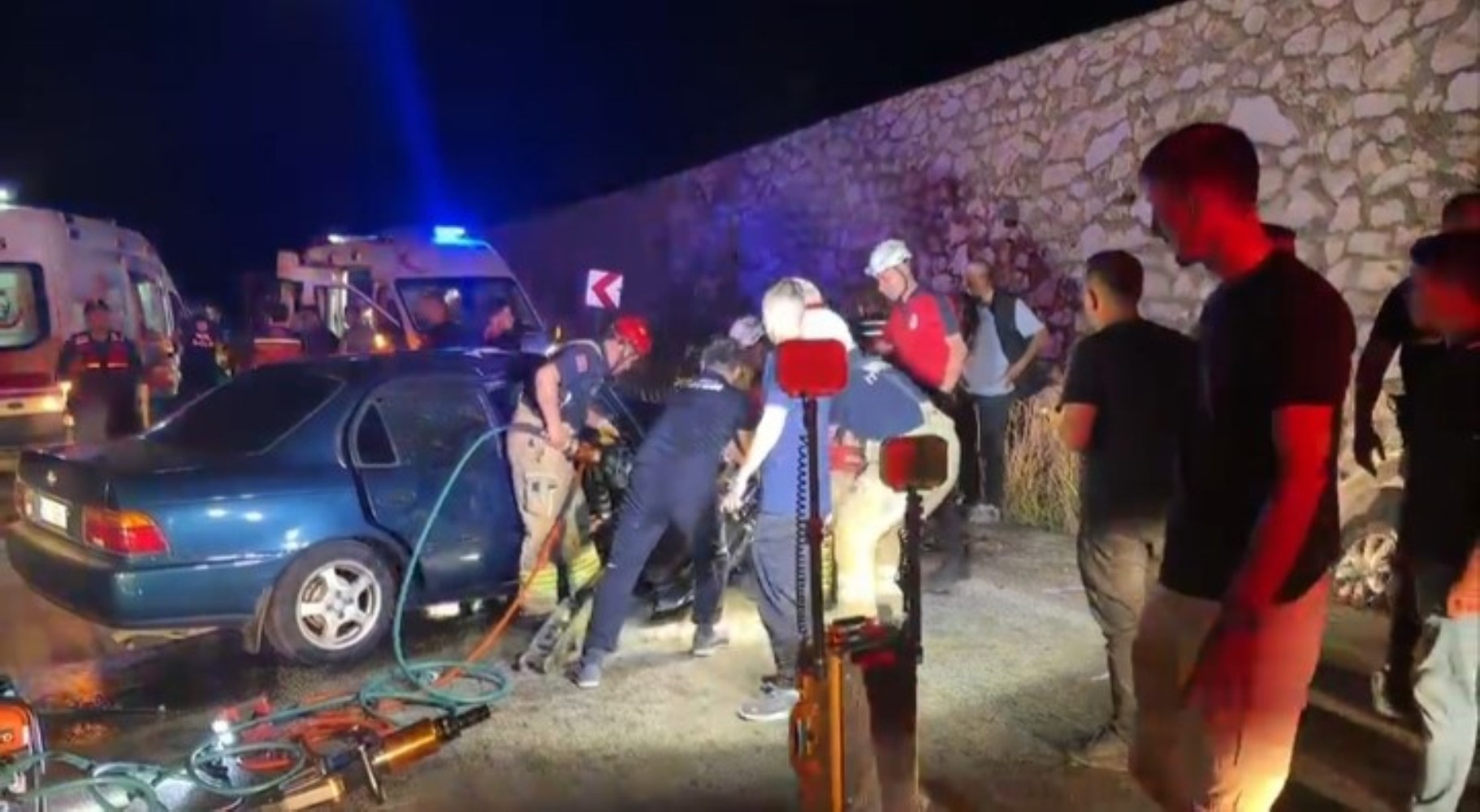 Bursa'da iki otomobil kafa kafaya çarpıştı: 5 yaralı, 2 ölü