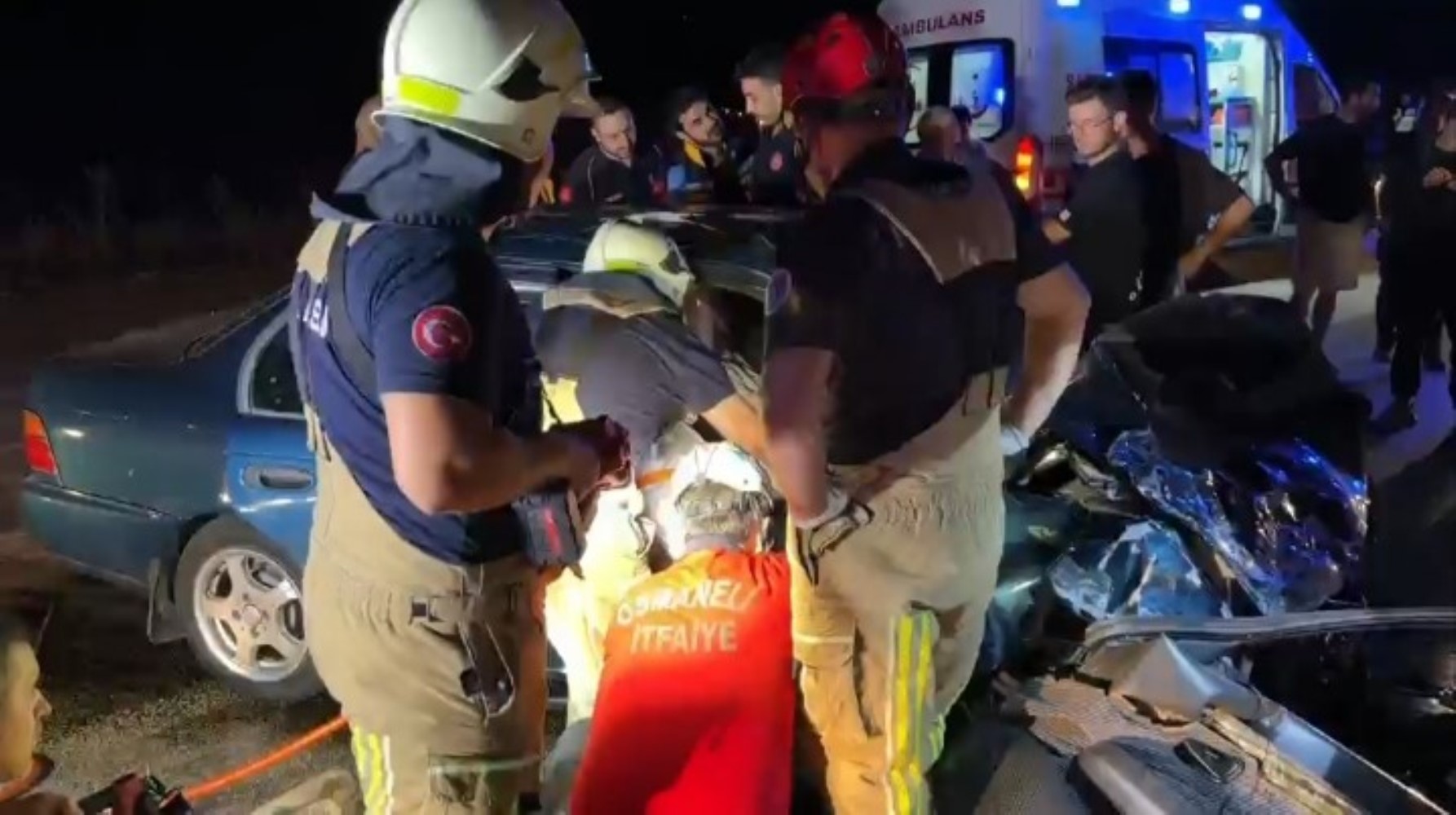 Bursa'da iki otomobil kafa kafaya çarpıştı: 5 yaralı, 2 ölü
