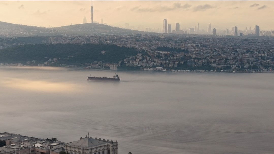 Yoğun sis altında İstanbul Boğazı ve kıyı hattı.