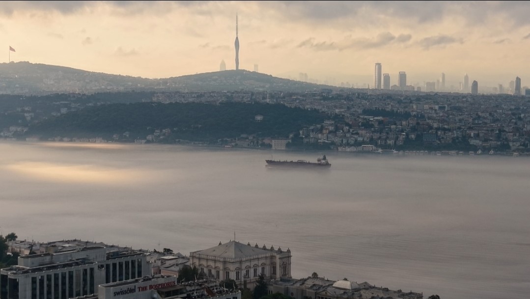 Sisli havada İstanbul Boğazı’ndan ve şehir siluetinden görünüm.
