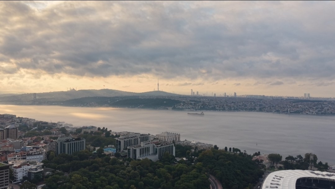 Bulutlu ve sisli havada İstanbul Boğazı’nın geniş açıdan görünümü.