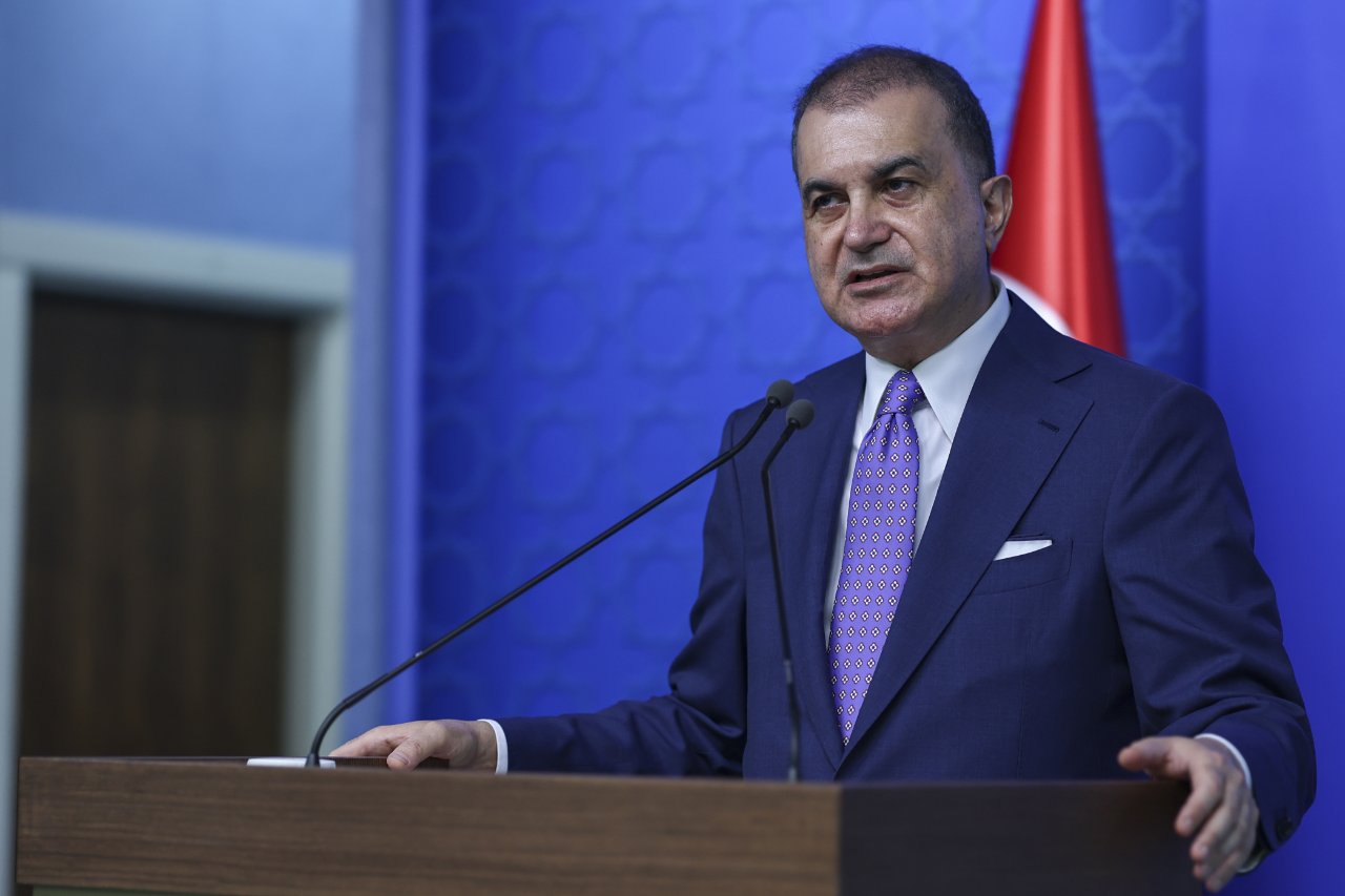 AK Parti Sözcüsü Ömer Çelik kürsüde konuşurken görülüyor.