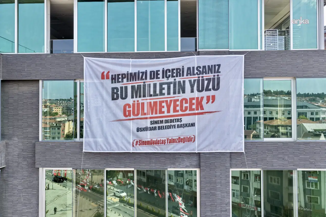 Üsküdar Belediyesi binasının cephesinde Sinem Dedetaş’ın sözlerinin bulunduğu pankart görülüyor.