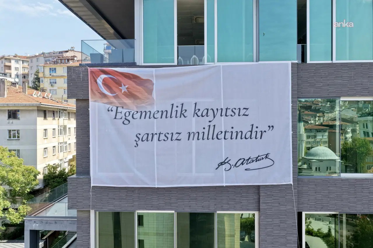 Üsküdar Belediyesi cephesinde Atatürk imzası ve Türk bayrağıyla birlikte egemenlik sözünün yer aldığı pankart bulunuyor.