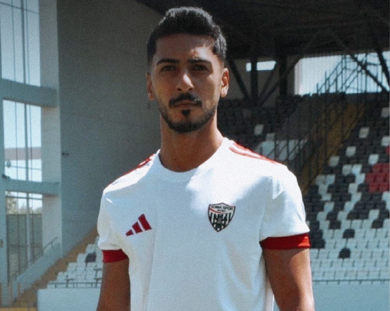 Somaspor formasıyla stadyumda poz veren Eniscan Atik.