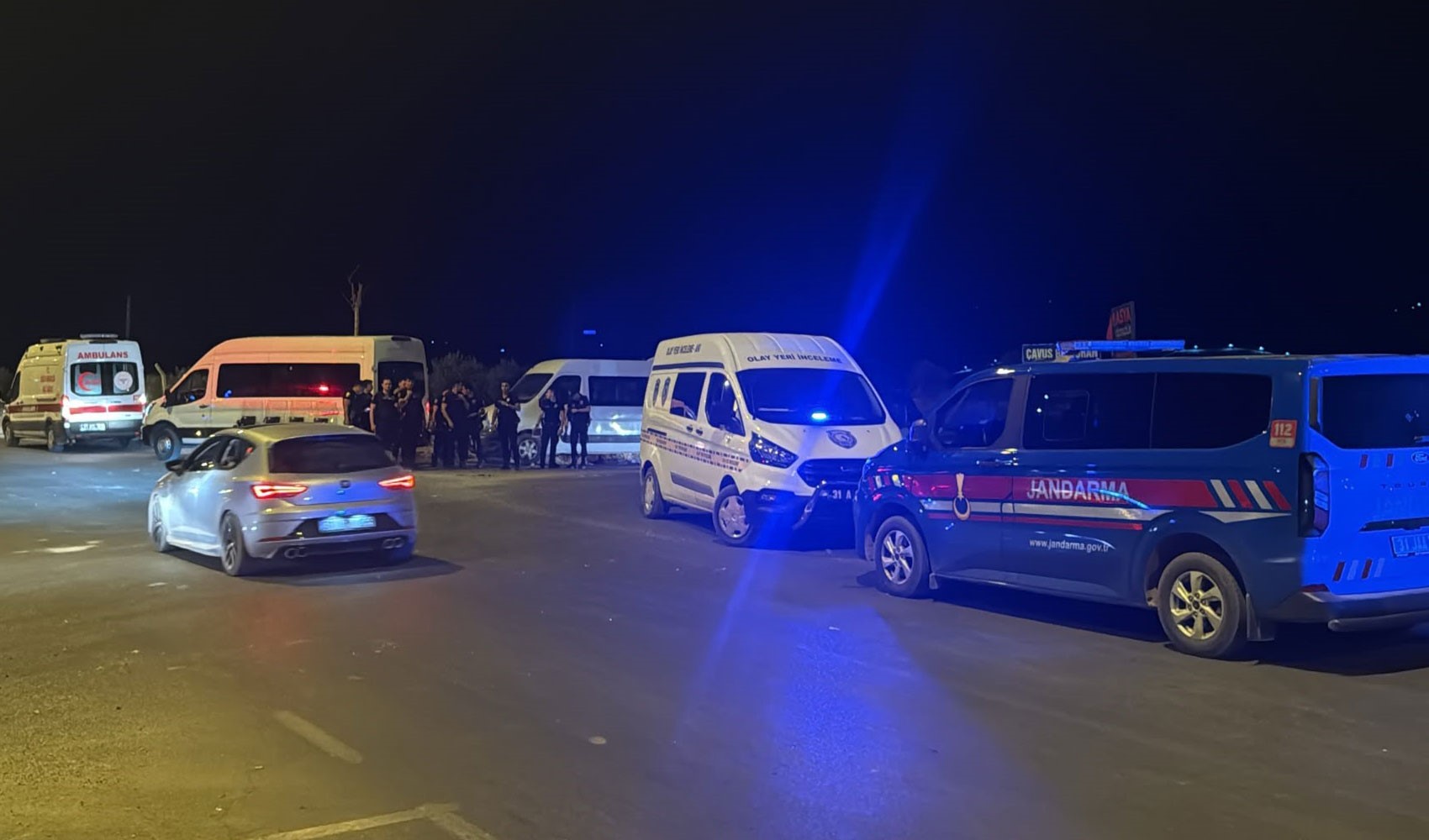 Düğün konvoyunda yaşanan tartışma meydan savaşına döndü