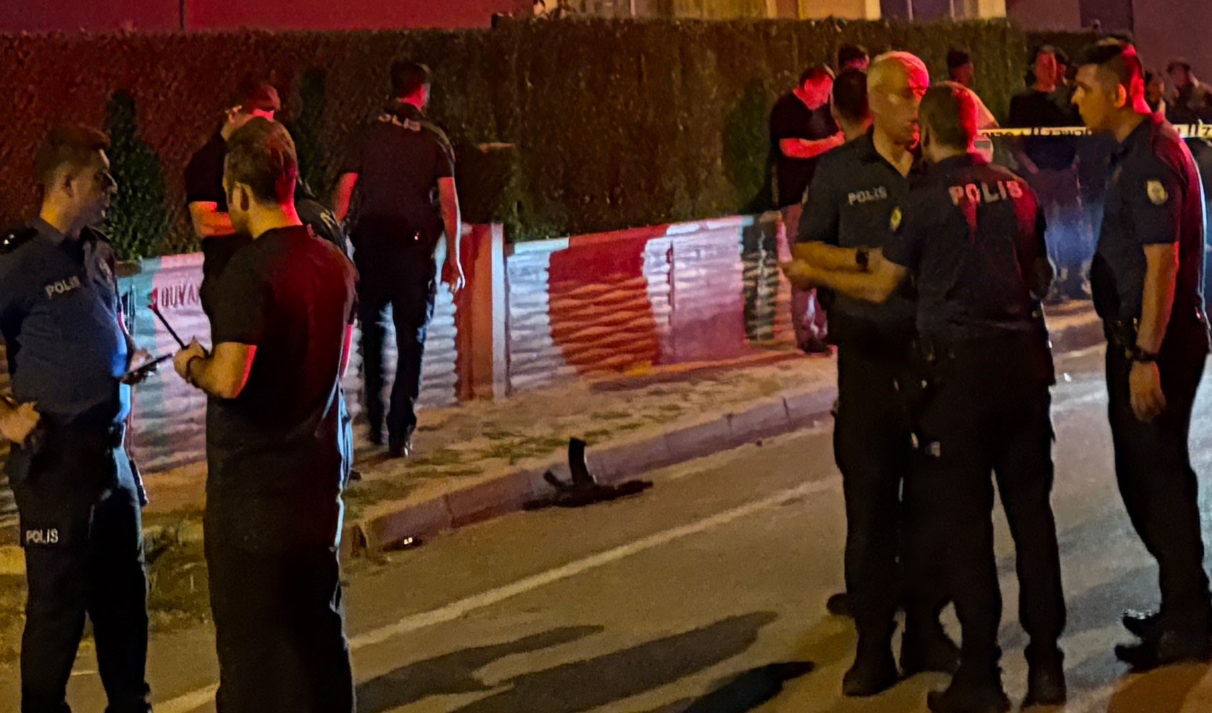 Av tüfeğinden çıkan saçmalar otoparkta araçlarından inen çifti yaraladı