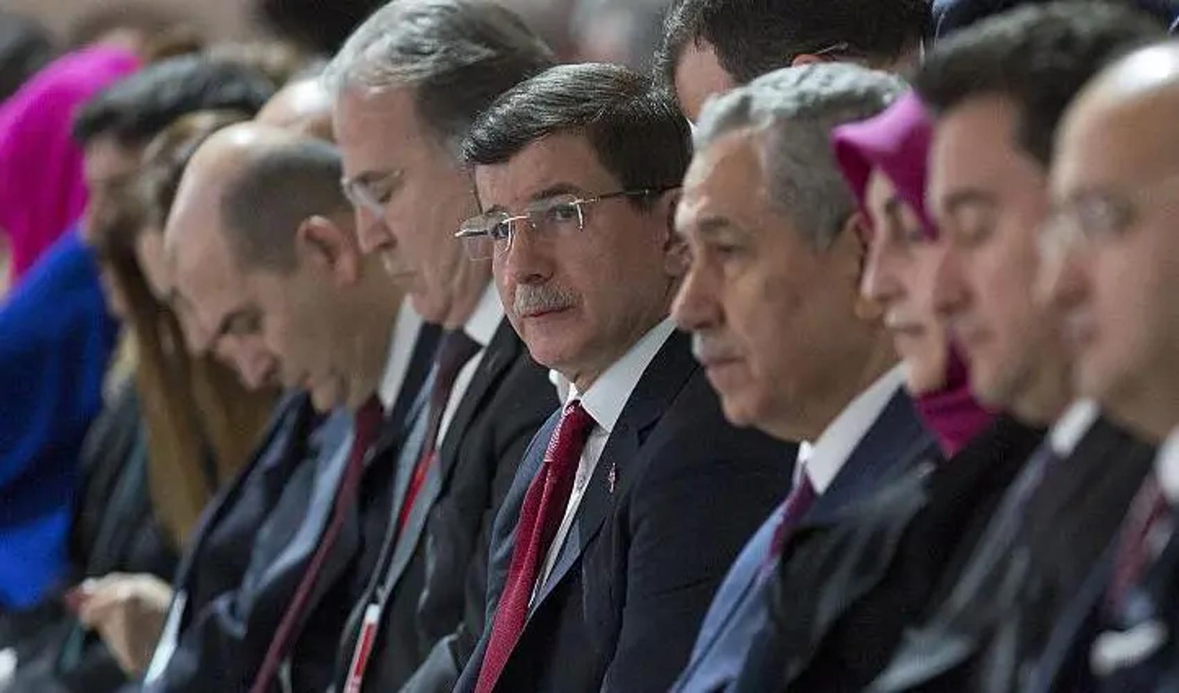 Bülent Arınç'tan Ahmet Davutoğlu'na 'Gelecek Partisi' mesajı: AK Parti'de kalmalıydınız