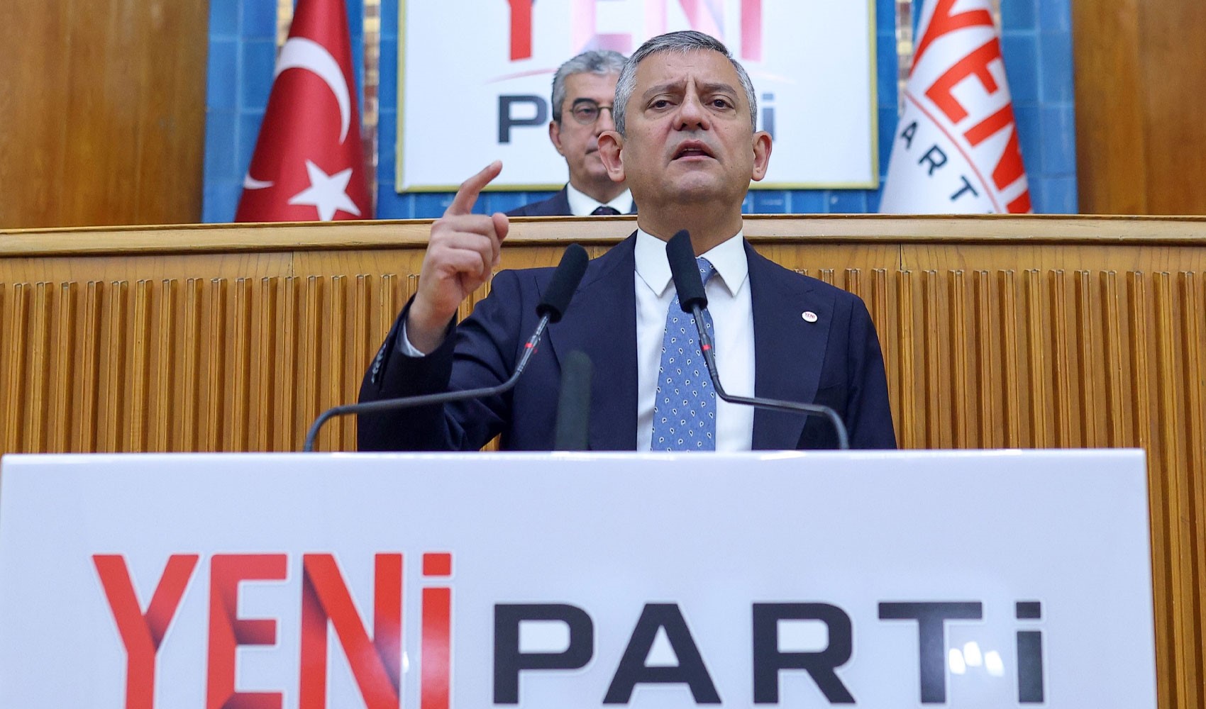 Özgür Özel'den Lütfü Savaş itirafı: 'Ellerim kırılsaydı da...'