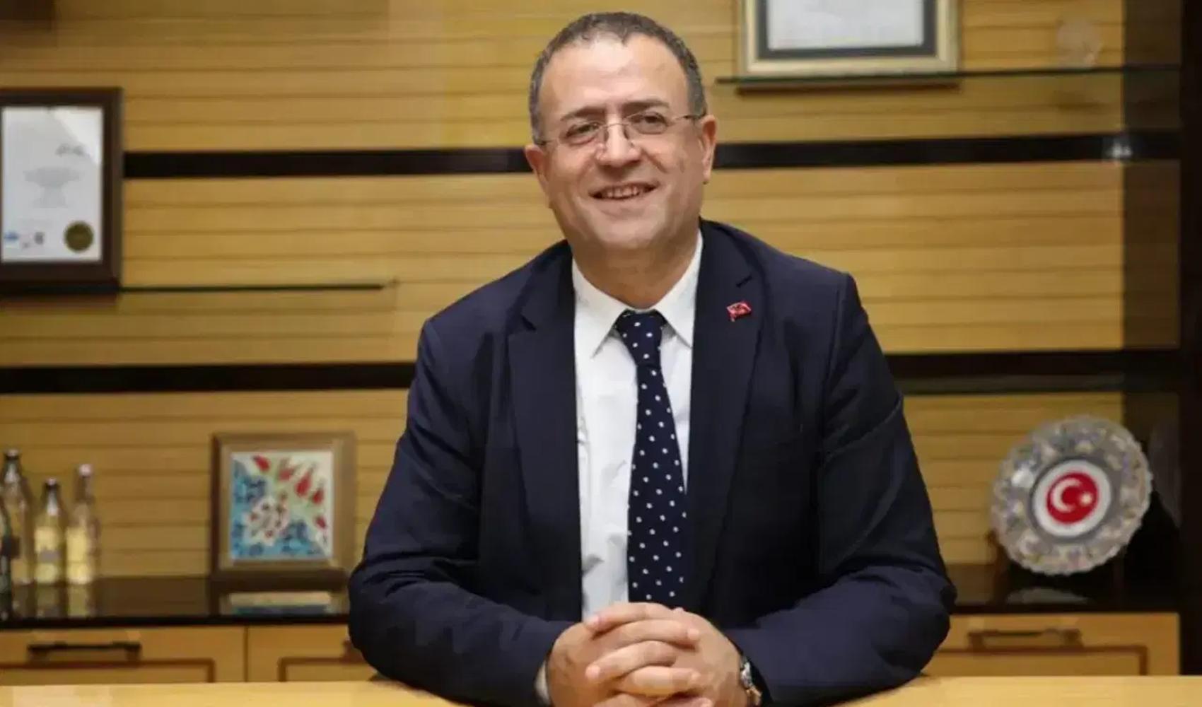 Il sindaco di Derince, Sertif Gökçe, si dimette dal CHP e aderisce al YENİ Parti