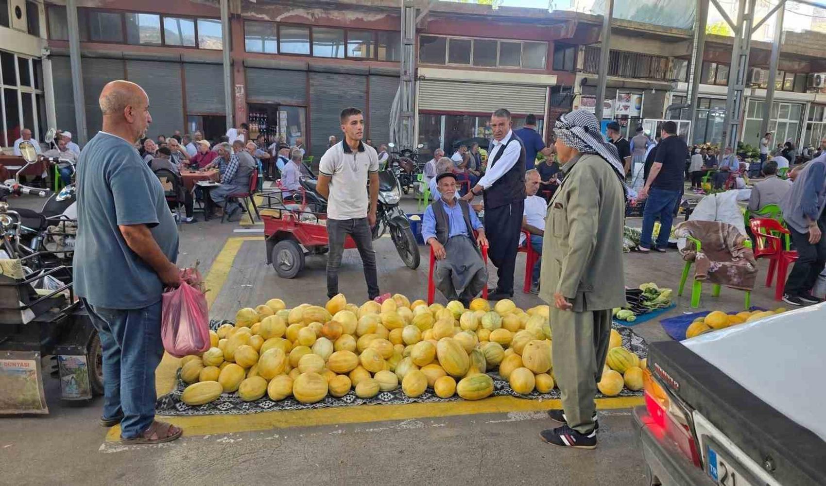 Diyarbakır’ın meşhur Çermik kavunu tezgahlara çıktı: Kilosu 15 liradan satılıyor