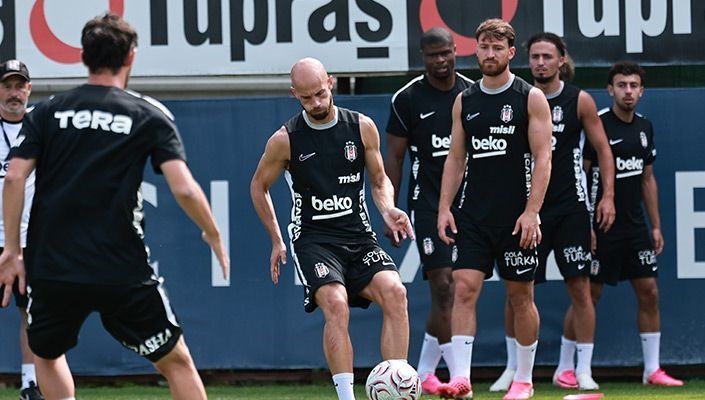Beşiktaşlı futbolcular antrenmanda top çalışması yapıyor.