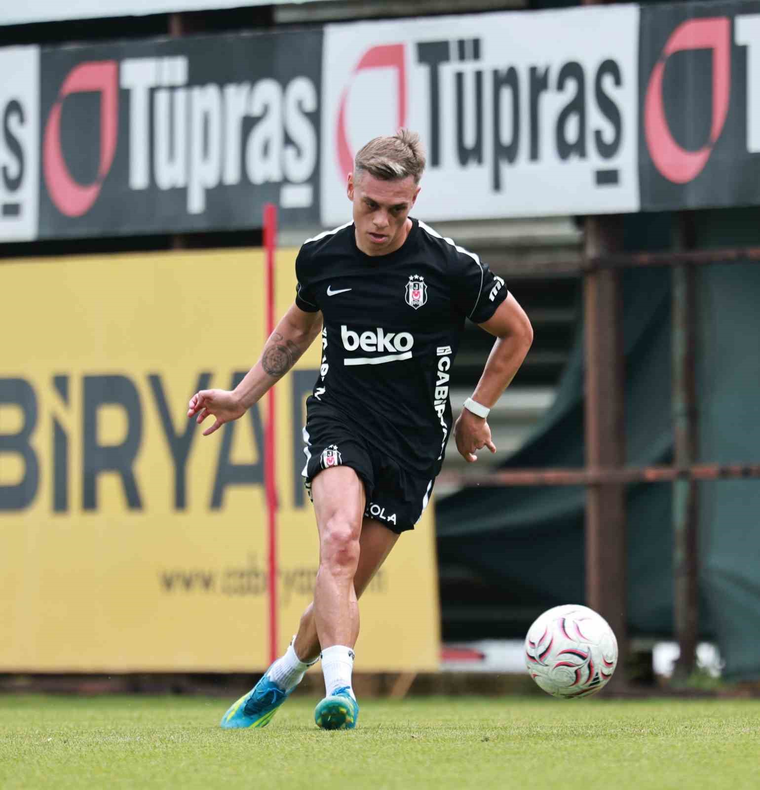 Leandro Trossard, Beşiktaş antrenmanında top sürüyor.