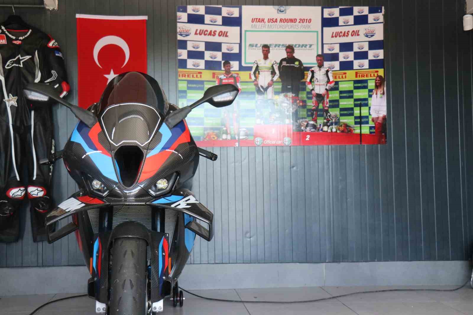 Kenan Sofuoğlu Pisti’nde motosiklet ve yarış ekipmanlarının bulunduğu antrenman alanı.
