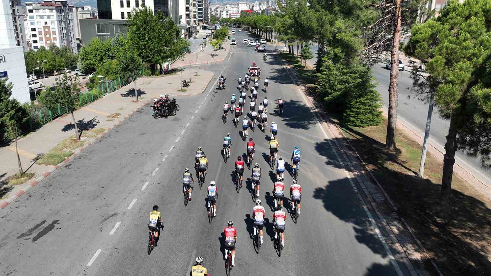 Kahramanmaraş’ta şehir içi yolda ilerleyen profesyonel bisikletçiler.
