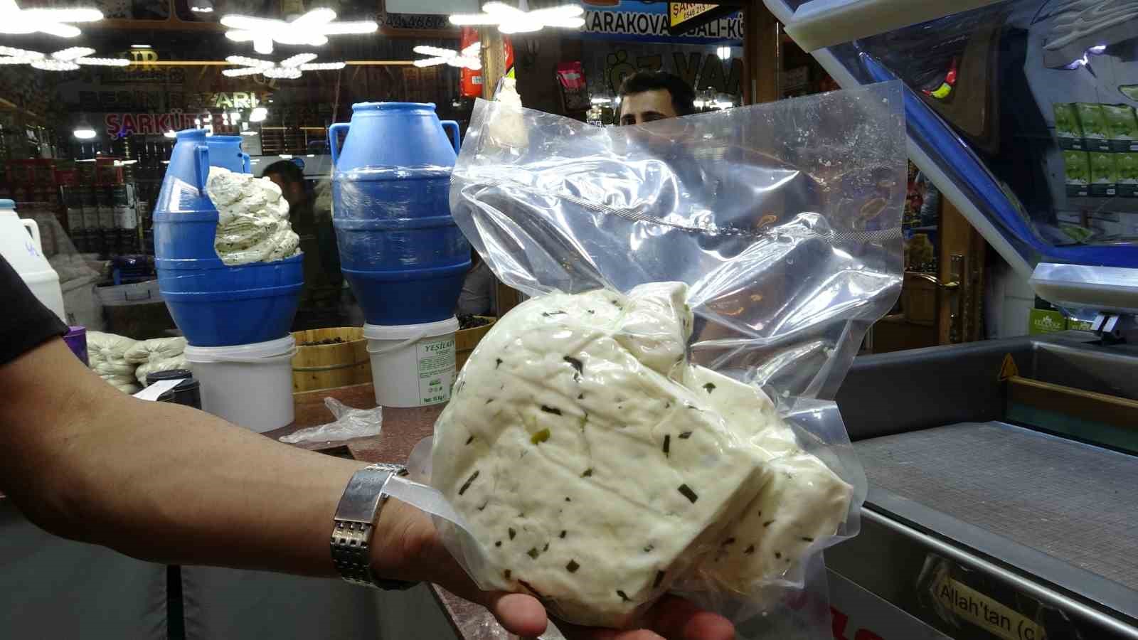 Van’da vakumlu pakete yerleştirilen otlu peynir.