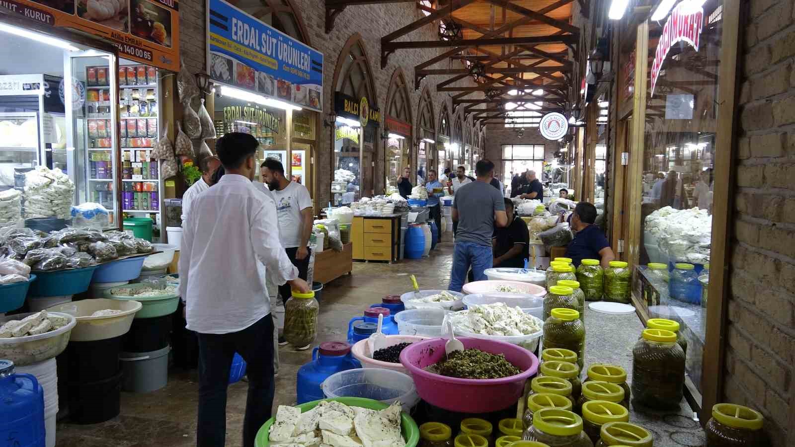 Van’da yöresel ürünlerin satıldığı çarşıda otlu peynir tezgahları ve alışveriş yapanlar.
