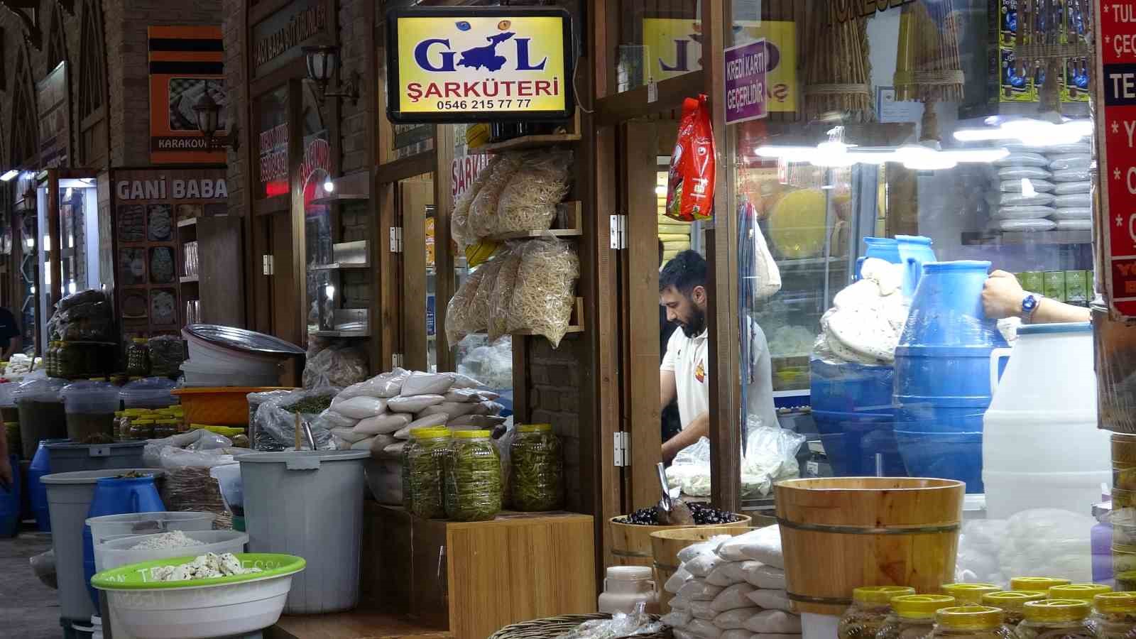 Van’daki bir şarküteride otlu peynir ve diğer yöresel ürünlerin bulunduğu tezgahlar.