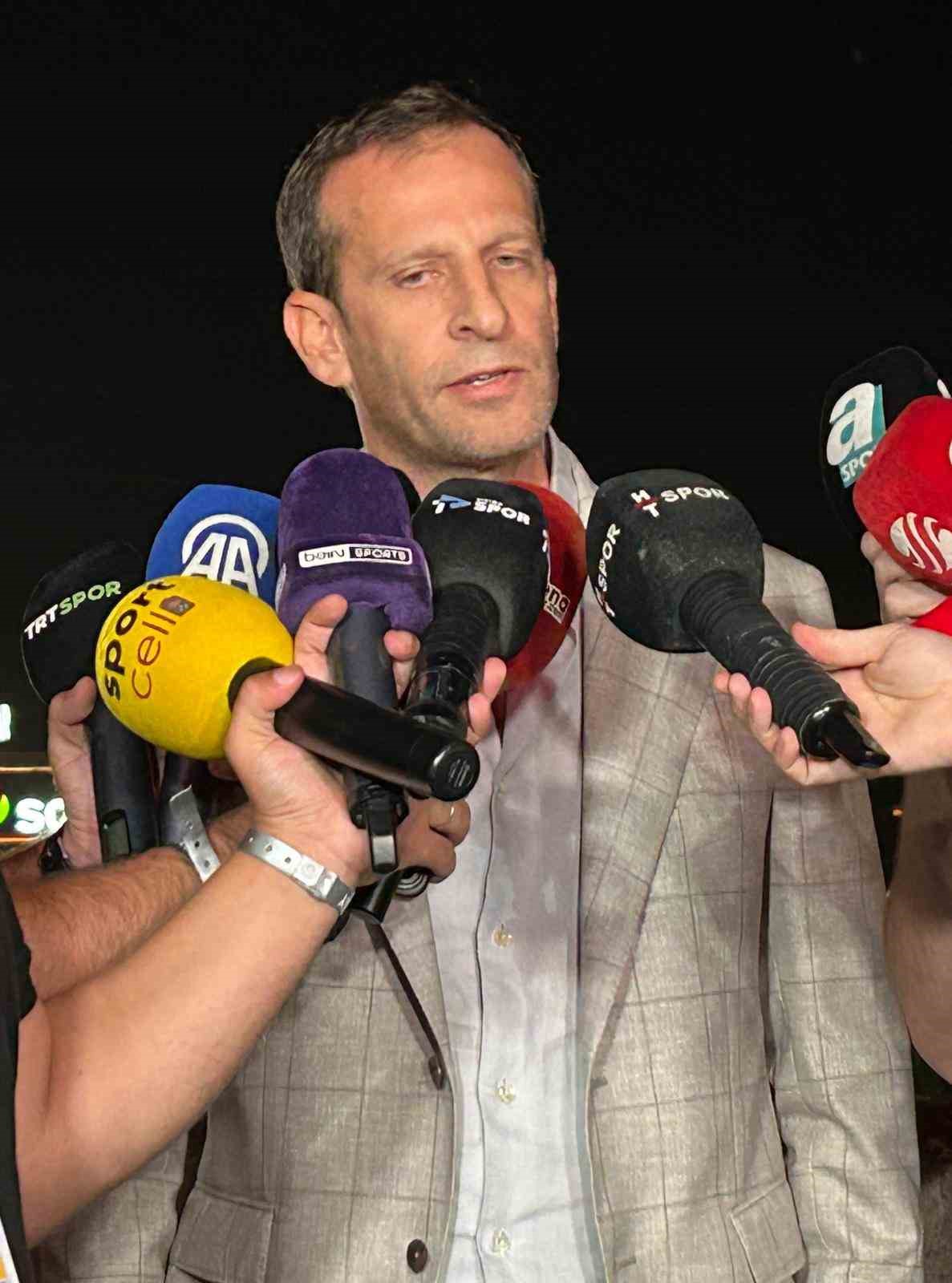 George Gardi’nin mikrofonlar önünde basın mensuplarına açıklama yaptığı an.