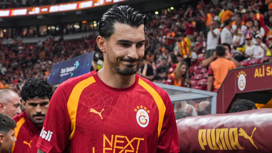 Galatasaray kalecisi Uğurcan Çakır, statta sarı-kırmızılı forma ile görülüyor.