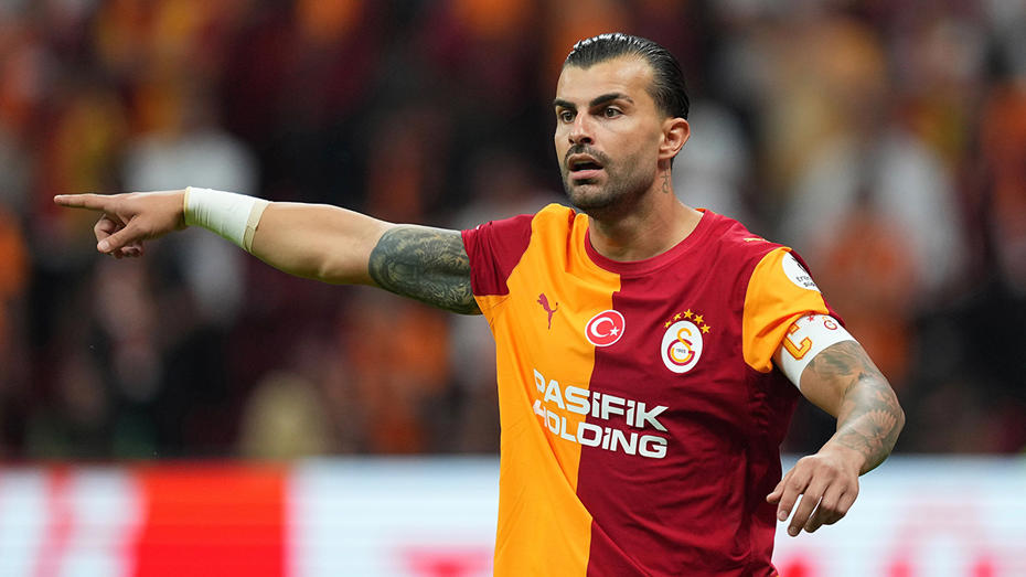 Galatasaray forması giyen Abdülkerim Bardakcı saha içinde yön gösteriyor.