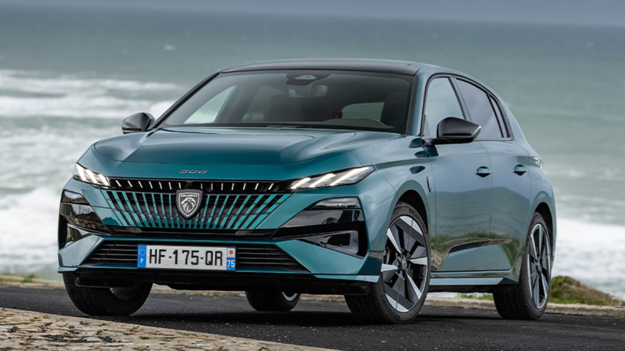 Peugeot marka bir otomobilin yol kenarında çekilmiş görseli.