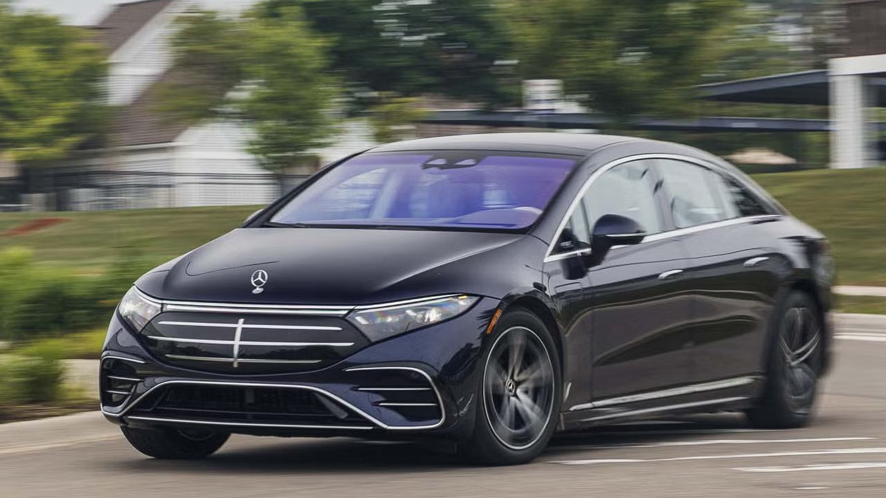 Mercedes-Benz marka siyah bir otomobilin yolda ilerlediği görsel.