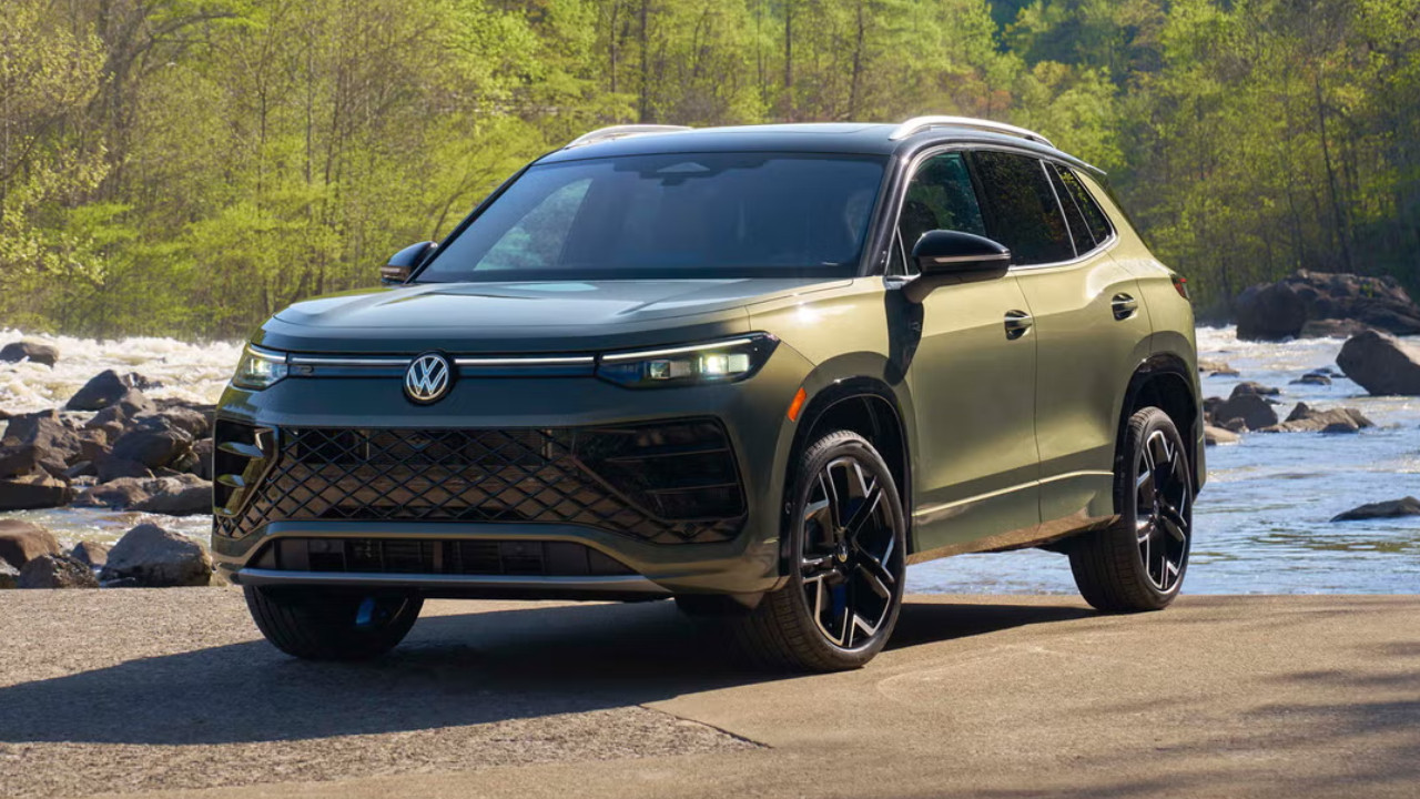 Volkswagen marka bir SUV modelinin doğa içinde çekilmiş görseli.