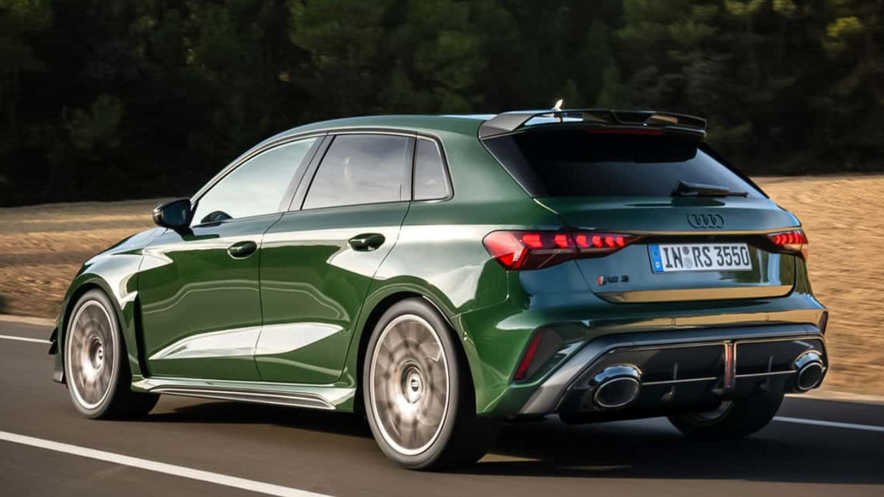 Audi marka yeşil bir otomobilin yolda ilerlediği görsel.