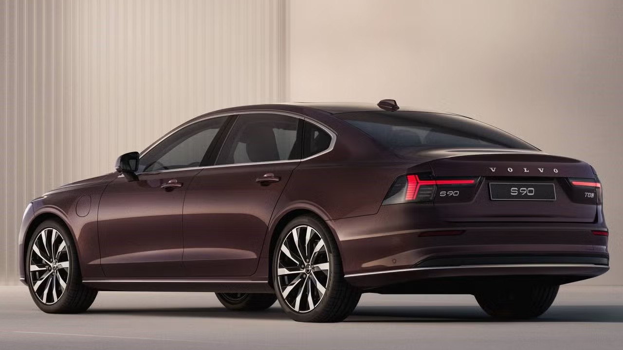 Volvo marka bir sedan otomobilin stüdyo benzeri ortamda çekilmiş görseli.