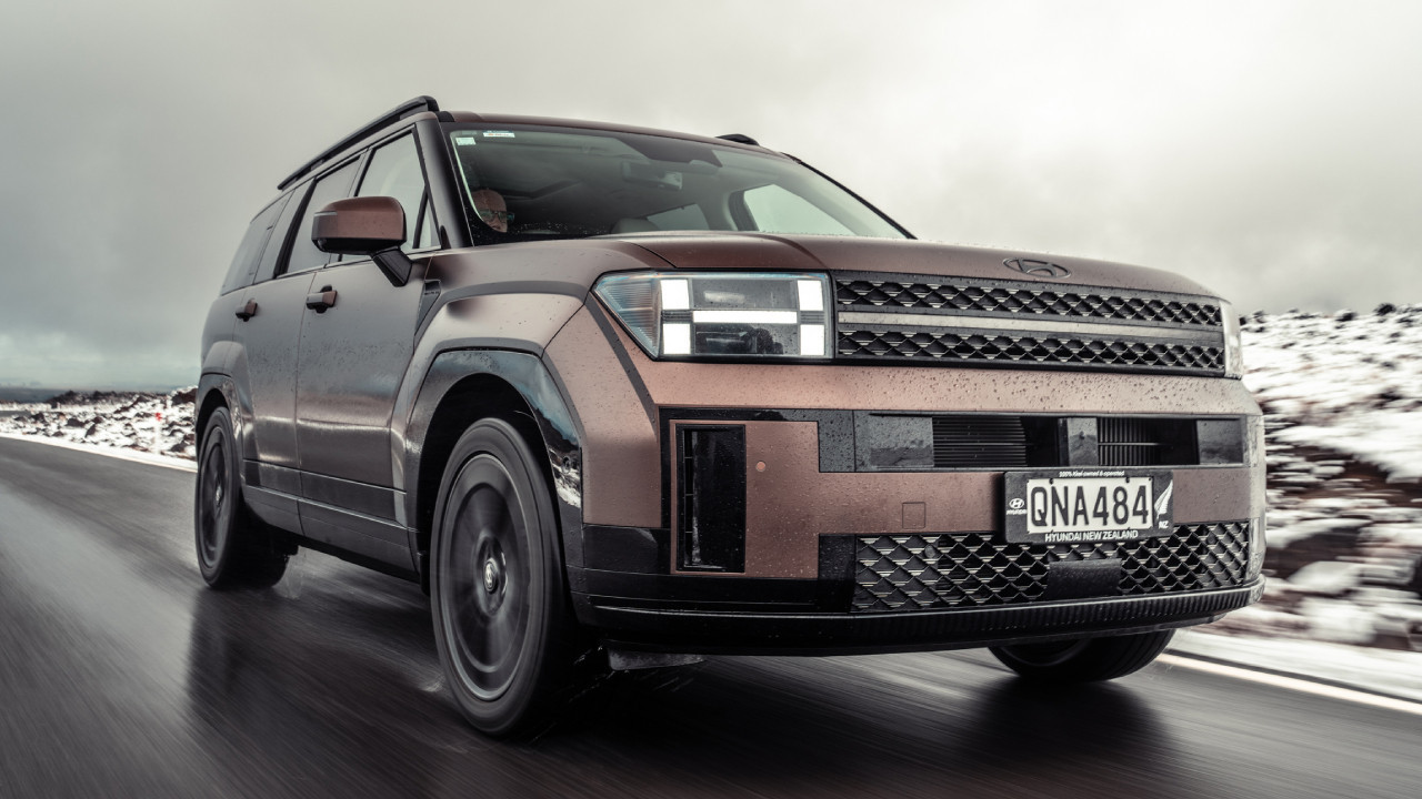 Hyundai marka bir SUV modelinin karlı yolda ilerlediği görsel.