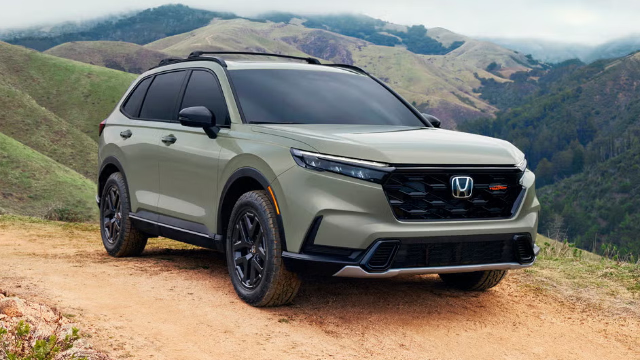Honda marka bir SUV modelinin dağlık arazide çekilmiş görseli.