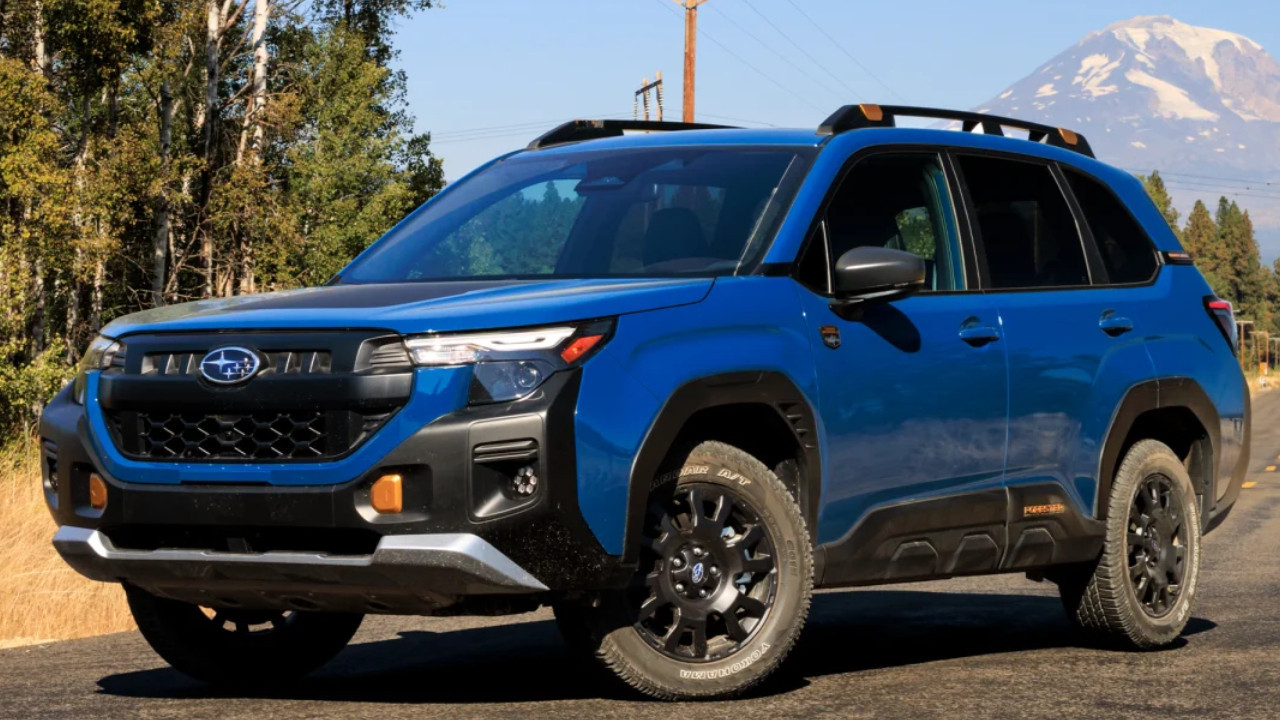 Subaru marka mavi bir SUV modelinin yol kenarında çekilmiş görseli.
