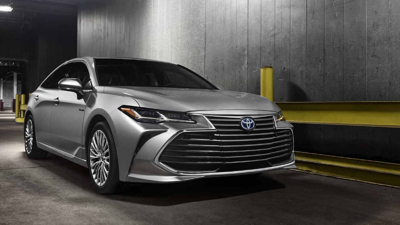 Toyota marka gümüş renkli bir sedan otomobilin kapalı alanda çekilmiş görseli.
