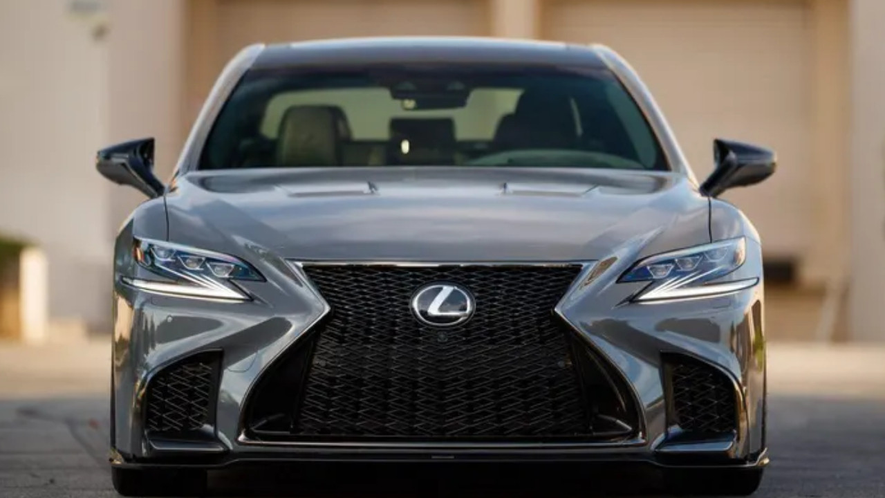 Lexus marka bir otomobilin ön cepheden çekilmiş görseli.