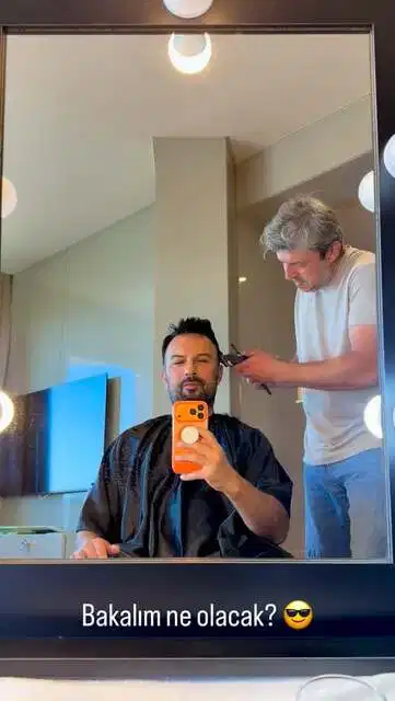Tarkan'ın berber koltuğunda saçlarını kestirdiği anları gösteren ayna fotoğrafı.