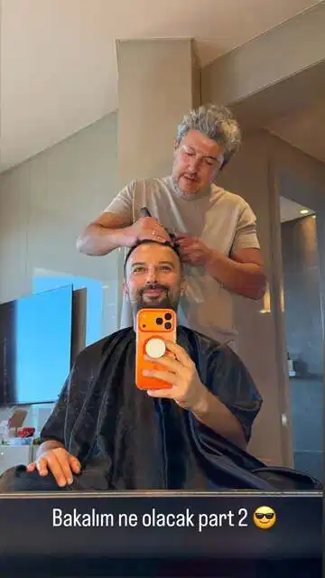 Tarkan'ın berber tarafından saçları kesilirken çekilen sosyal medya paylaşımı.