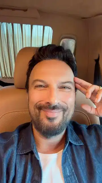 Tarkan'ın saçlarını kestirdikten sonra araç içinde çektiği selfie.