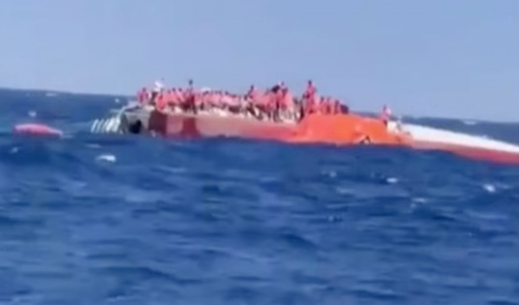Girne açıklarında yolcu gemisi alabora oldu