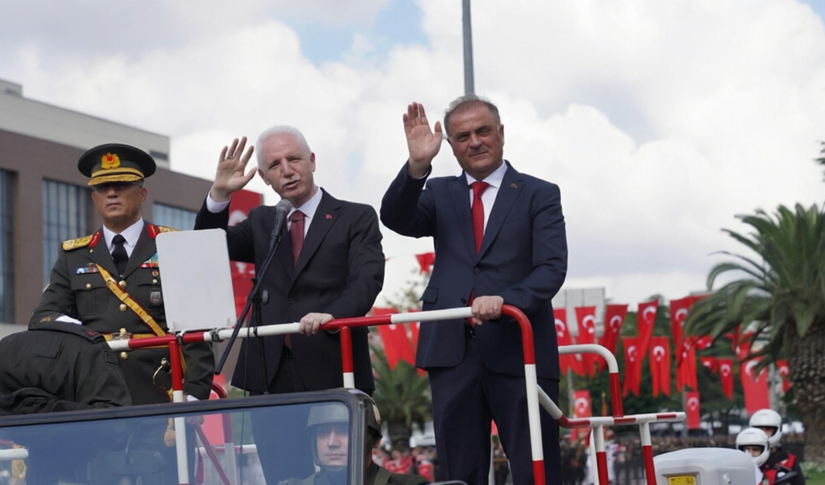 Il vicesindaco della municipalità metropolitana di Istanbul Nuri Aslan ha partecipato alle cerimonie del 30 agosto per la Festa della Vittoria
