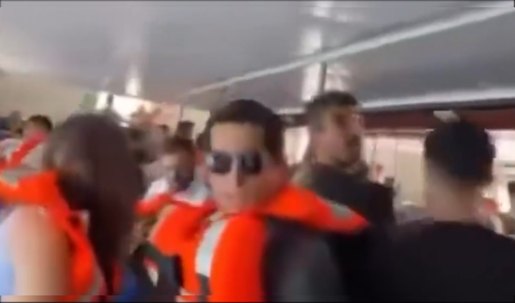 O gemideki panik anları ortaya çıktı: Can yelekleriyle gemi içinde beklediler!