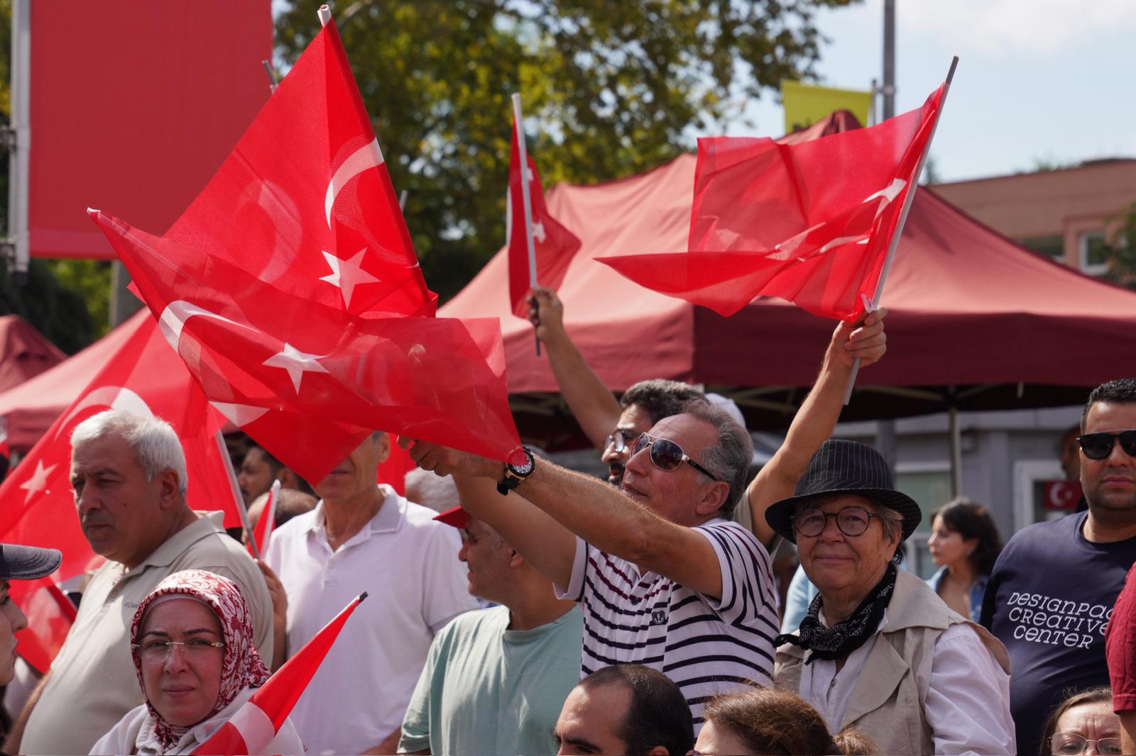 İstanbul’daki 30 Ağustos töreninde Türk bayrakları taşıyan yurttaşlar.