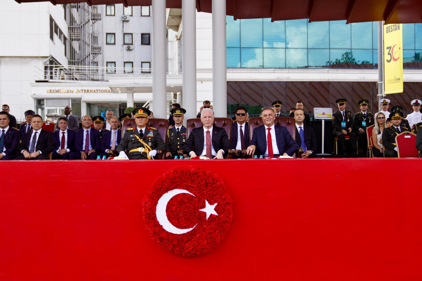 Vatan Caddesi’nde 30 Ağustos Zafer Bayramı töreninde protokol tribünü.