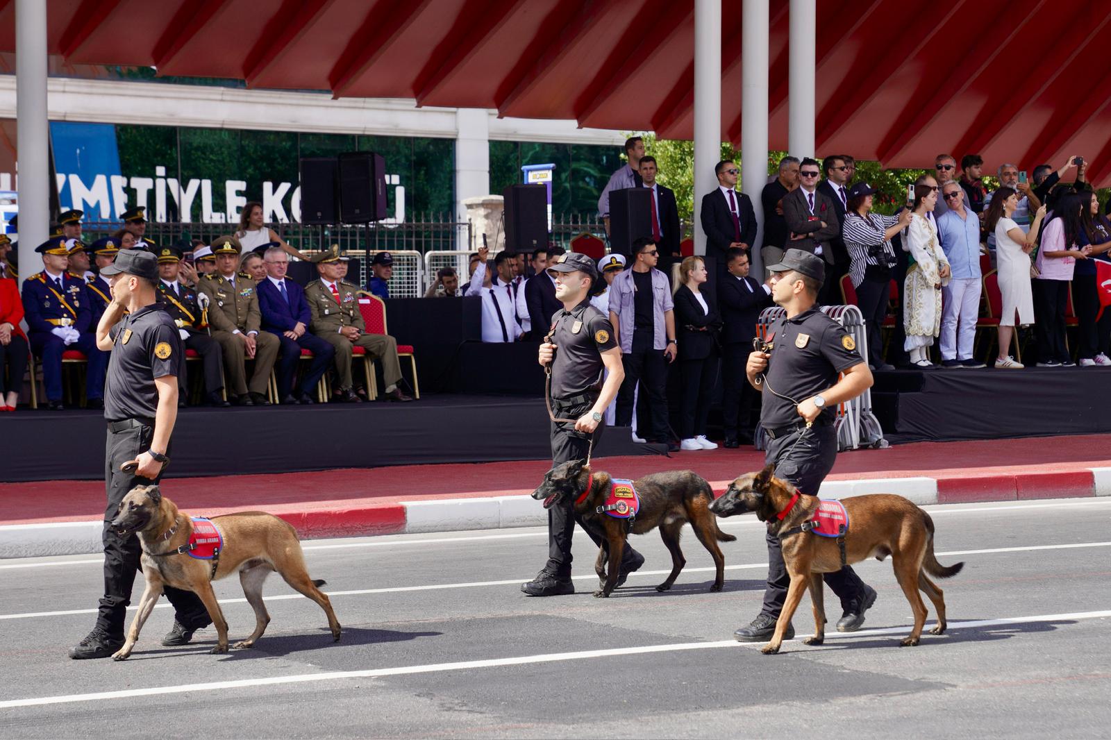 30 Ağustos töreninde köpekli güvenlik ekiplerinin geçişi.