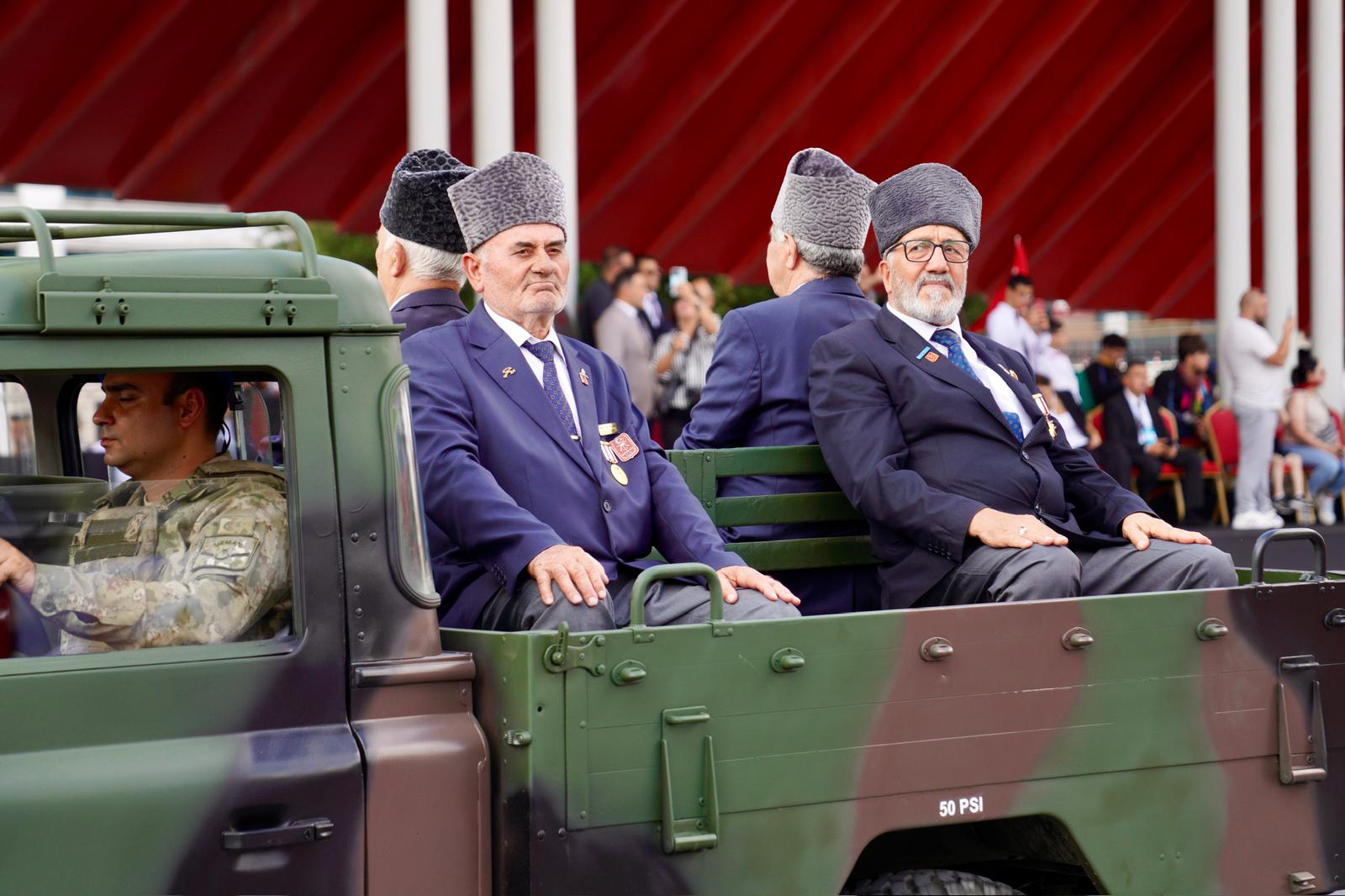 30 Ağustos Zafer Bayramı töreninde askeri araç üzerinde törene katılan kişiler.