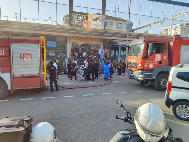Batman’da yangın çıkan spor salonunun önünde itfaiye araçları ve görevliler.