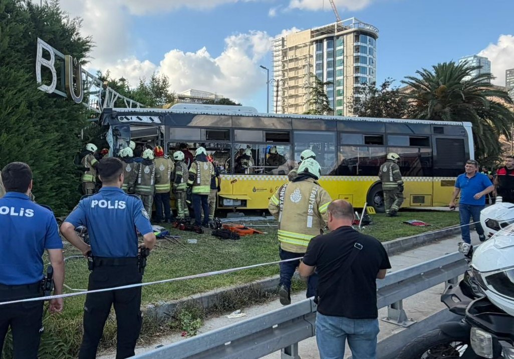 Zeytinburnu’nda site duvarına çarpan İETT otobüsü çevresinde polis ve itfaiye ekipleri görülüyor.