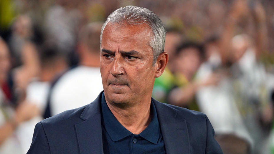 Fenerbahçe Teknik Direktörü İsmail Kartal'ın saha kenarındaki görüntüsü.
