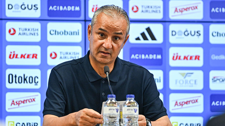 İsmail Kartal'ın basın toplantısında mikrofon başındaki görüntüsü.