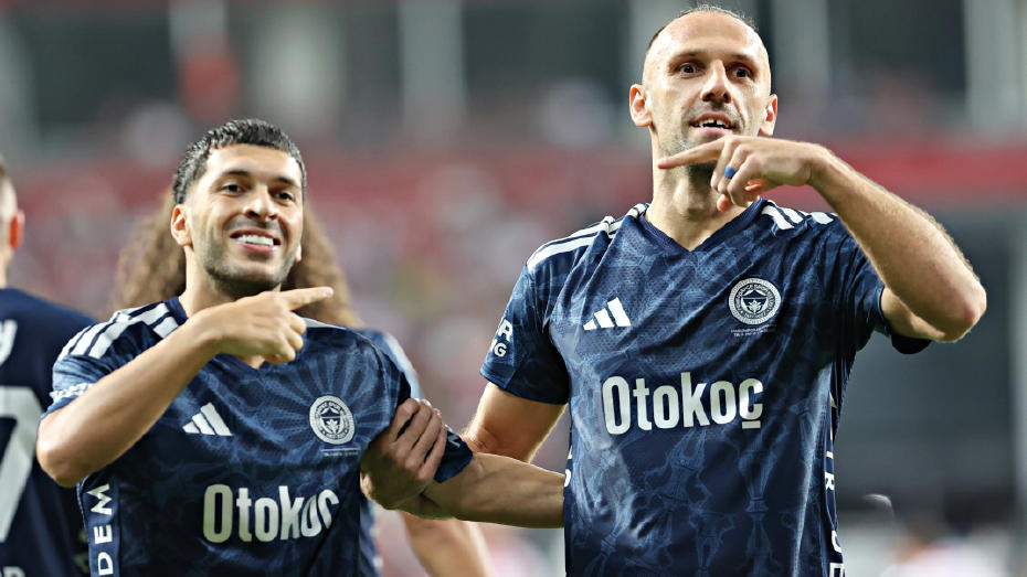 Fenerbahçeli Vedat Muriqi ve Oğuz Aydın gol sevinci yaşıyor.